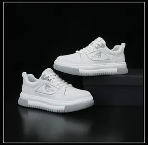 Vue détaillée des baskets en cuir blanc pour hommes avec logo AOLUOHUA et semelles épaisses