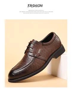 Détail d'une chaussure en cuir marron avec une texture perforée et une finition frottée