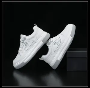 Vue latérale de baskets en cuir de vachette blanc pour hommes avec semelles épaisses