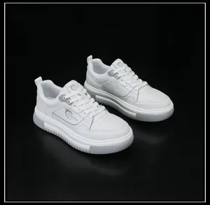 Vue détaillée de baskets compensées en cuir blanc pour hommes avec détails gris