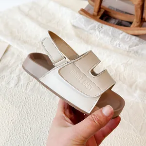 Stilvolle beige Sandalen mit H-Riemen für Kinder mit rutschfester Sohle und Lederoptik.