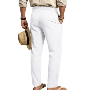 Detailansicht der weißen Leinen-Freizeithose für Herren mit elastischem Bund.