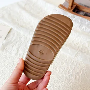 Braune rutschfeste Sohle von Kinder-Sandalen mit Größe 23 und geripptem Profilmuster.