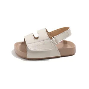 Bequeme cremefarbene Kindersandalen mit rutschfester brauner Sohle für den Alltag