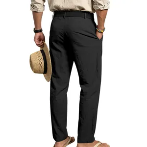 Nahaufnahme einer schwarzen Herren-Leinenhose mit Fokus auf Stoffstruktur und Passform