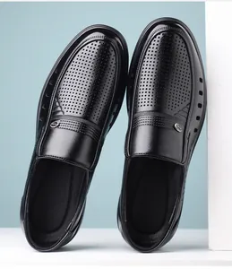 Detailweergave van ademende zwarte leren herensandalen met fijne perforaties voor mannen