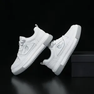 Baskets compensées en cuir blanc pour hommes avec contraste gris et semelle souple confortable