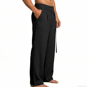 Seitenansicht der schwarzen Leinenhose für Herren mit weitem Bein und schräger Taille