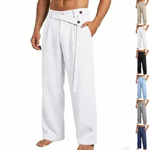 Detailansicht von Herren-Leinenhose mit weitem Bein, unregelmäßiger Taille und Gürtel in Farben