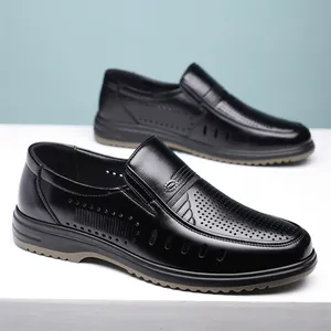 Ademende zwarte leren loafers voor heren, comfortabele zomer instapschoenen voor senioren.