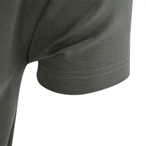 Gros plan sur un t-shirt pour homme en coton liquide vert olive avec manches à coupe 3D