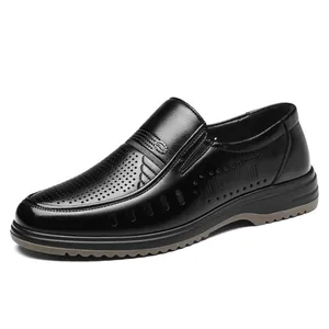 Ademende zwarte heren loafers van leer met uitgestanst patroon, zakelijke stijl