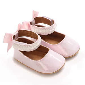 Détail macro de chaussures Mary Jane roses à paillettes pour bébé avec perles et nœuds
