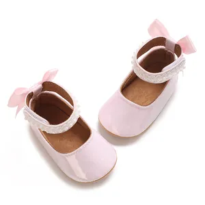 Vue de dessus de jolies chaussures bébé roses pailletées avec brides en perles et nœuds