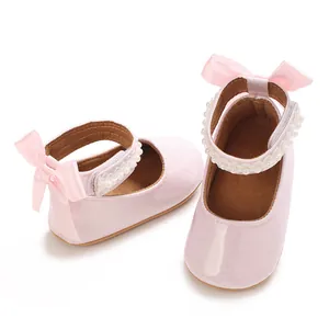 Vue détaillée de chaussures pailletées roses pour bébé fille avec dentelle de perles