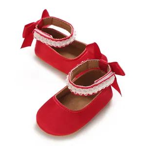 Detailansicht rote Baby-Prinzessinnenschuhe mit Perlenspitze und eleganter Satinschleife