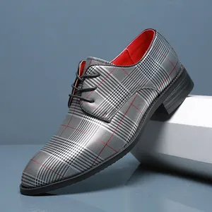Nahaufnahme von Herren-Business-Casual-Schuhen mit Karomuster und rotem Innenfutter