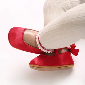 Rote Satin-Babyschuhe für Mädchen mit elegantem Perlenbesatz und weicher, rutschfester Sohle