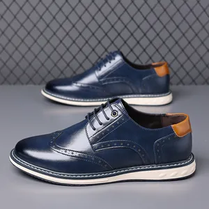Stilvolle blaue Brogue-Herrenschuhe aus Leder mit leichter Gummisohle und Schnürung
