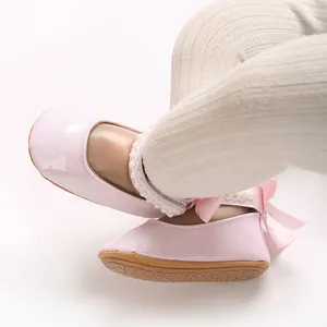 Gros plan de chaussures de marche rose scintillant pour bébé fille avec bride perles