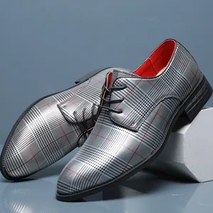 Modische graue Herren-Business-Schuhe mit Karomuster und leuchtend rotem Innenfutter