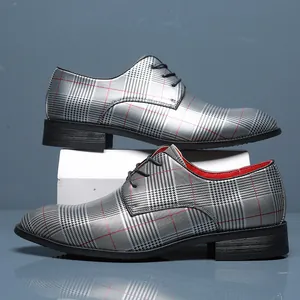 Detailansicht der silbernen karierten Business-Freizeitschuhe für Herren mit rotem Futter.