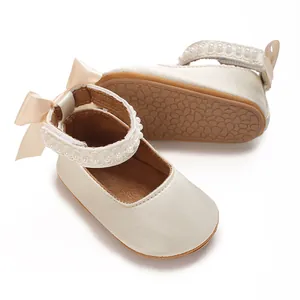 Detail von Baby-Prinzessin-Schuhen mit Perlenriemen, Satin-Finish und weichen Gummisohlen