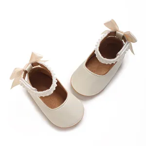 Draufsicht auf Baby-Prinzessin-Schuhe für Mädchen mit eleganter Schleife und Perlen