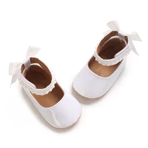 Chaussures de marche blanches pour bébés avec brides en perles et nœuds en soie décoratifs