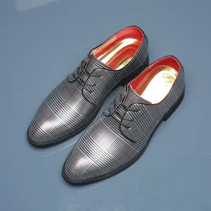 Draufsicht auf silberne karierte Herren-Business-Schuhe mit rotem Innenfutter