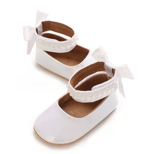 Chaussures élégantes pour bébé fille en blanc scintillant avec nœud et détails de perles