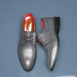 Draufsicht auf modische Herren Business-Schuhe mit Karomuster und rotem Innenfutter