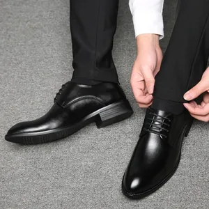 Scarpe eleganti da uomo in pelle nera a punta con lacci per abito da ufficio