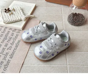 Sneakers argento stile ballerina per bambina con ricami floreali viola e pizzo.
