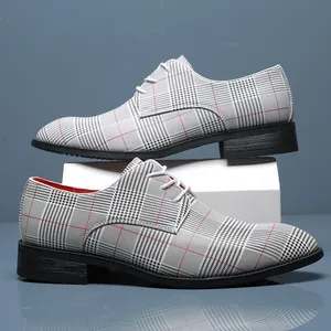 Detailansicht der stilvollen Herren-Business-Schuhe mit Karomuster und Schnürung