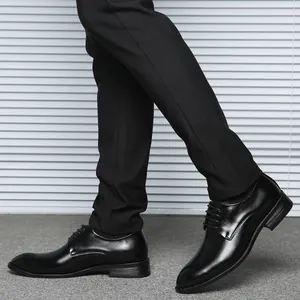 Scarpe stringate classiche in pelle nera con punta a punta da uomo per il business