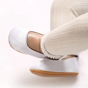 Detailansicht der weißen Satin-Babyschuhe mit Perlenarmband und weicher Sohle für Babys