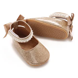 Vue détaillée de chaussures de marche dorées à paillettes pour bébé avec perles