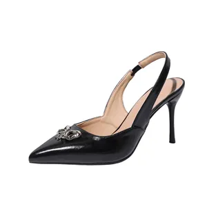 Élégantes sandales slingback noires à bout pointu et talons hauts avec nœud argenté