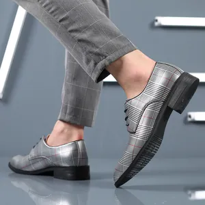 Detailansicht der silbernen karierten Herrenschuhe mit Schnürverschluss für Business und Freizeit
