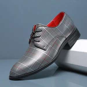 Seitenansicht der stilvollen grauen Herren-Business-Lederschuhe mit Karomuster und Rot.