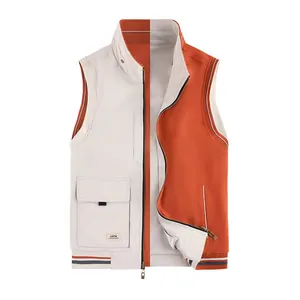 Gilet reversibile da uomo con collo alto e tasche multiple in beige e arancione.