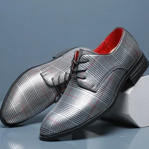 Detailansicht grauer Herren-Business-Schuhe mit Karomuster, rotem Futter und Schnürung.