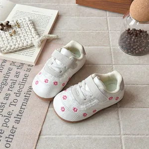 Sneaker stile balletto bianche per bambine con ricami floreali rosa e dettagli in pizzo