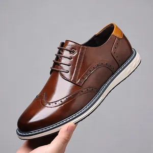 Detailansicht brauner Brogue-Schuhe aus Leder mit klassischer Flügelkappenschnitzerei