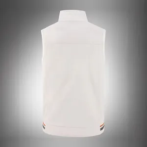 Vista posteriore di un gilet reversibile bianco minimalista da uomo con collo alla coreana