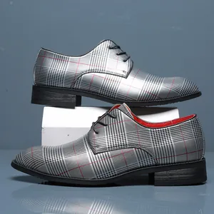 Detailansicht der stylischen silbernen Herren-Schnürschuhe mit Karomuster und rotem Futter.