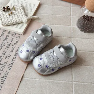 Sneaker stile balletto argento per bambine con ricami floreali viola e suola morbida
