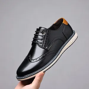 Detailansicht von schwarzen Herren-Brogues mit klassischen Flügelkappen-Mustern.