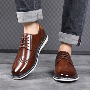 Detailansicht klassischer brauner Brogue-Schuhe für Herren mit elegantem Schnürstil